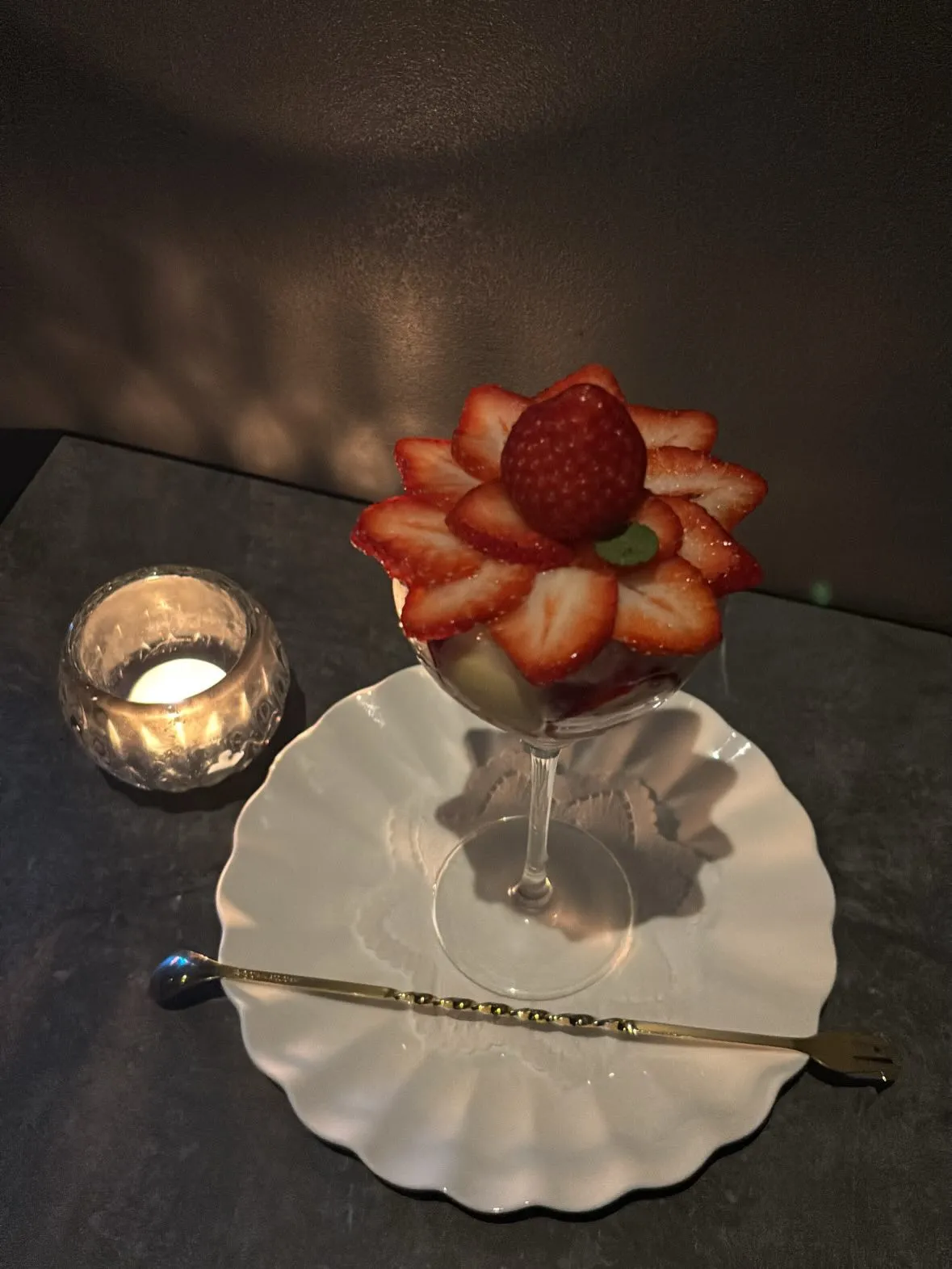 【季節フルーツパフェ:イチゴ】